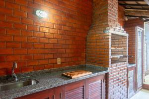 Η κουζίνα ή μικρή κουζίνα στο Casa em condomínio com piscina na melhor localização de Búzios - água e luz cobrados à parte