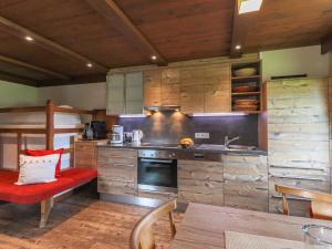 Köök või kööginurk majutusasutuses Rustic country house in Mittersill near ski area