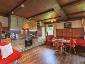 cocina y comedor con mesa y sillas en Rustic country house in Mittersill near ski area, en Mittersill