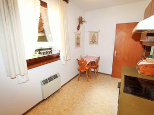 une petite cuisine avec une table et une fenêtre dans l'établissement Holiday apartment in Ferlach near Woerthersee, à Oreinschnak