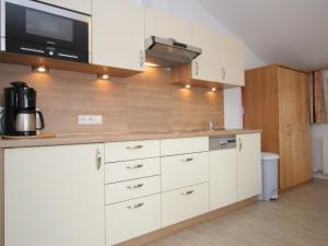 Kuchyňa alebo kuchynka v ubytovaní Charming Apartment in Uderns with Balcony
