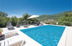 Bassenget på eller i nærheten av Amazing Home In Icici With Heated Swimming Pool