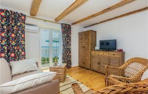 un soggiorno con divano e TV di Beautiful Apartment In Stara Baska With Kitchen a Stara Baška