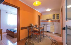 Kuchyň nebo kuchyňský kout v ubytování Nice Apartment In Makarska