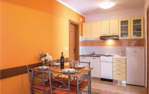 Kuchyň nebo kuchyňský kout v ubytování Nice Apartment In Makarska
