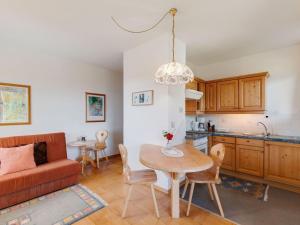 アフリッツにあるSpacious Apartment in Afritz am See near Ski Areaのキッチン、リビングルーム(テーブル、ソファ付)