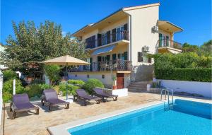 una casa con piscina al lado de un edificio en Stunning Home In Okrug Gornji With 4 Bedrooms, Internet And Outdoor Swimming Pool, en Trogir