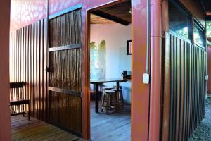 una puerta abierta a una habitación con una mesa en Casitas Eco Bambú, en Cartago