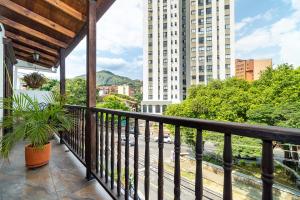 un balcone con vista sulla città di Santiago DC Hotel a Cali