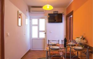 TV a/nebo společenská místnost v ubytování Nice Apartment In Makarska