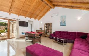 Χώρος καθιστικού στο 4 Bedroom Nice Home In Gostinjac