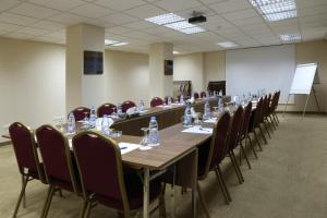 una gran sala de conferencias con una mesa larga y sillas en Lancaster Raouche Hotel en Beirut