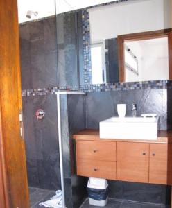 un baño con lavabo y ducha en Delamar Suites 2 y 3, en La Paloma