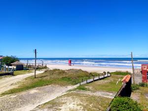 an empty beach with the ocean in the background at Pousada Colibris in Pinhal