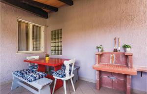 una mesa roja y sillas en un patio en Cozy Apartment In Kavran With Wifi, en Kavran