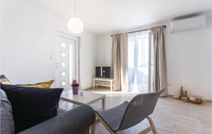 ein Wohnzimmer mit einem Tisch und Stühlen in der Unterkunft Awesome Apartment In Blace With House Sea View in Blace