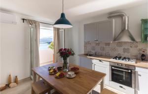 Kuchnia lub aneks kuchenny w obiekcie Awesome Apartment In Blace With House Sea View