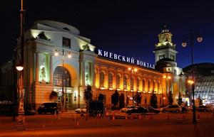 モスクワにあるGorodOtel on Kievskiyの夜間の看板付きの大きな建物