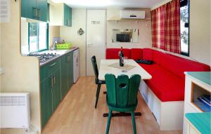 Kuchyňa alebo kuchynka v ubytovaní Amazing stacaravan In Trogir With Kitchen