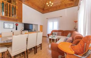 Gallery image of Amazing Home In Nadin With Jacuzzi, Wifi And Outdoor Swimming Pool in Nadin