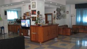 um lobby com um balcão com uma tv em Hotel Maremonti em Vico del Gargano