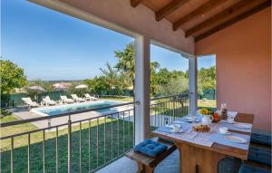 comedor con balcón con vistas a la piscina en Beautiful Home In Breg Ivanovci With 3 Bedrooms, Wifi And Outdoor Swimming Pool, en Raša