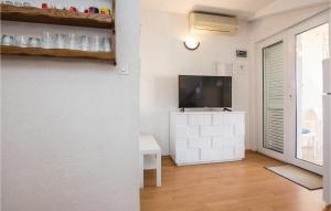 TV tai viihdekeskus majoituspaikassa Beautiful Apartment In Privlaka With Kitchen