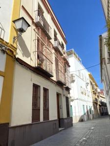 um edifício ao lado de uma rua em Hispalis San Julian em Sevilha