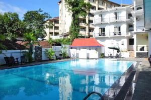 an empty swimming pool in front of a building at Peradeniya Rest House in Kandy