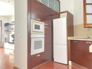 uma cozinha com um frigorífico e um micro-ondas em Hispalis San Julian em Sevilha
