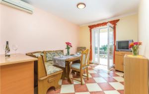 a living room with a table and a couch at Nice Apartment In Labin With Outdoor Swimming Pool in Diminići
