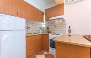 Kuchyň nebo kuchyňský kout v ubytování 2 Bedroom Amazing Apartment In Labin