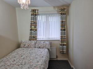 een kleine slaapkamer met een bed en een raam bij Nice Residential Within Easy Reach Of Town in Manchester
