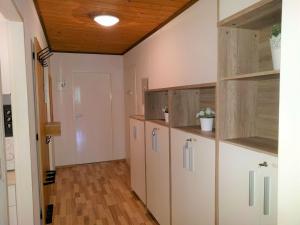 una cucina con armadi bianchi e soffitto in legno di Apartment in Maria Alm near ski area a Maria Alm am Steinernen Meer