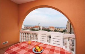 - une table avec des chaises et une corbeille de fruits sur le balcon dans l'établissement Stunning Home In Vodice With 4 Bedrooms, Wifi And Outdoor Swimming Pool, à Vodice