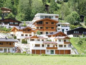 grupa domów na wzgórzu z drzewami w obiekcie Large chalet apartment in Saalbach-Hinterglemm w Saalbach Hinterglemm +27 zdjęć