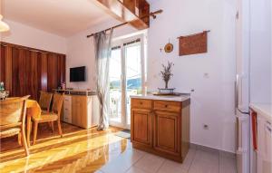 O bucătărie sau chicinetă la 3 Bedroom Beautiful Apartment In Bribir