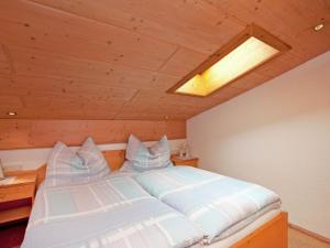 KaunerbergにあるApartment with terrace ideal for skiersの木製の天井の客室のベッド1台分です。