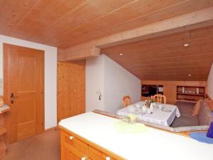 KaunerbergにあるApartment with terrace ideal for skiersの木製の天井の客室で、キッチン(テーブル付)が備わります。