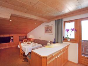 KaunerbergにあるApartment with terrace ideal for skiersのダイニングルーム(テーブル付)