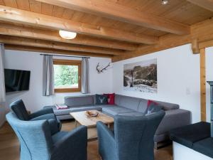 ein Wohnzimmer mit einem Sofa, Stühlen und einem Tisch in der Unterkunft Chalet in Saalbach Hinterglemm in ski area in Viehhofen