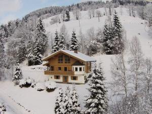 Chalet in Saalbach Hinterglemm in ski area взимку