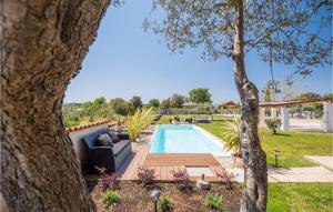 una piscina en un patio con un sofá y un árbol en Lovely Home In Rovinj With Kitchen en Rovinj