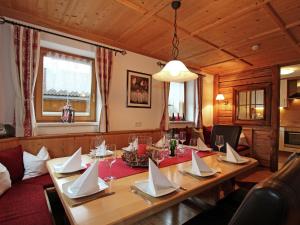 ein Esszimmer mit einem Tisch mit Papierbooten darauf in der Unterkunft Beautiful detached chalet in Mayrhofen Ramsau Tyrol with sauna in Ramsau im Zillertal
