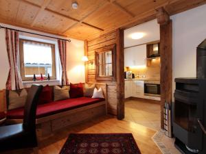 ein Wohnzimmer mit einer roten Couch in einer Hütte in der Unterkunft Beautiful detached chalet in Mayrhofen Ramsau Tyrol with sauna in Ramsau im Zillertal