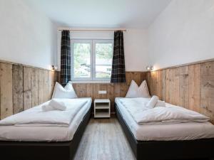 ツェル・アム・ゼーにあるLuxurious Apartment in Zell am See near Ski Areaのベッド2台と窓が備わる客室です。