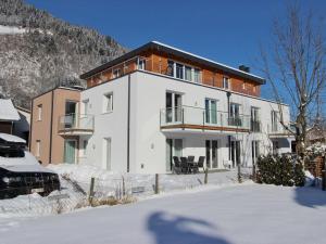 ツェル・アム・ゼーにあるLuxurious Apartment in Zell am See near Ski Areaの雪の大白い家