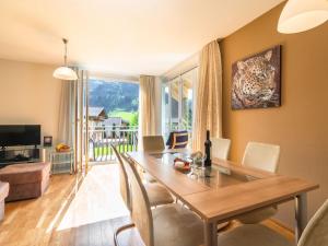 ラウリスにあるApartment in Rauris Salzburgerland near ski areaのリビングルーム(ダイニングルームテーブル、椅子付)