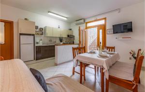 Кухня или мини-кухня в 2 Bedroom Stunning Apartment In Rovinj
