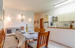 Кухня или мини-кухня в 2 Bedroom Stunning Apartment In Rovinj
